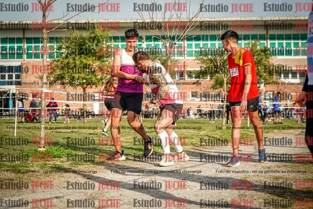 Fotos en el tercer relevo (3000 m de carrera)