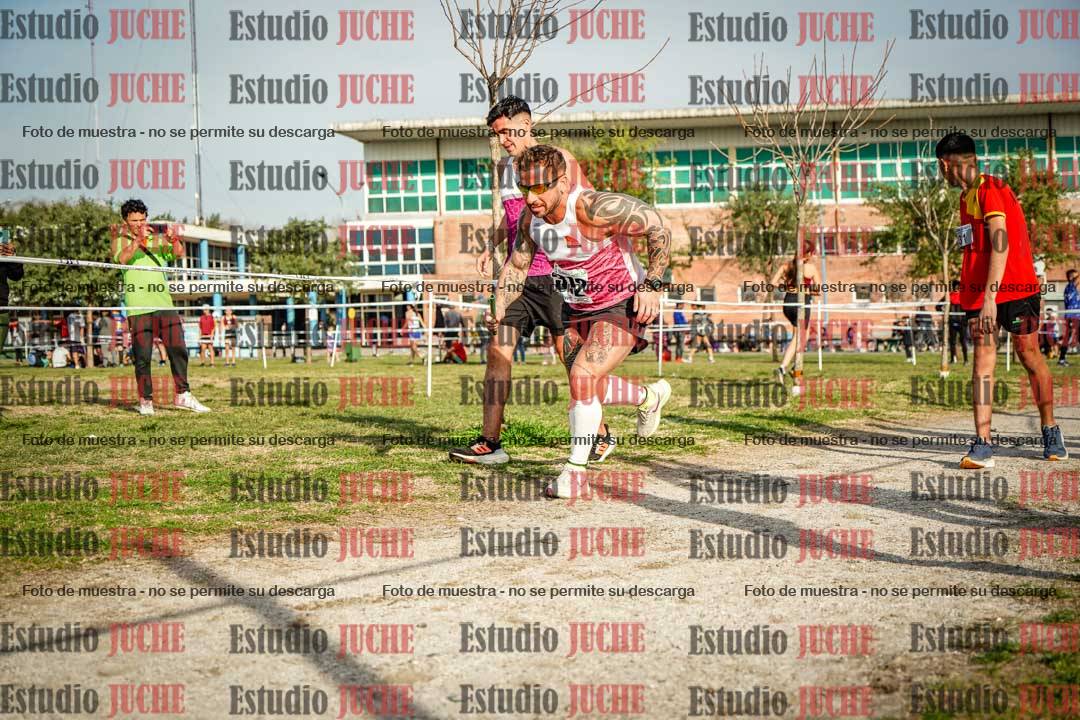 Fotos en el tercer relevo (3000 m de carrera)