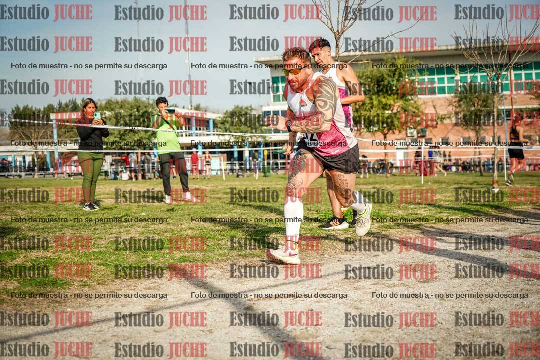 Fotos en el tercer relevo (3000 m de carrera)