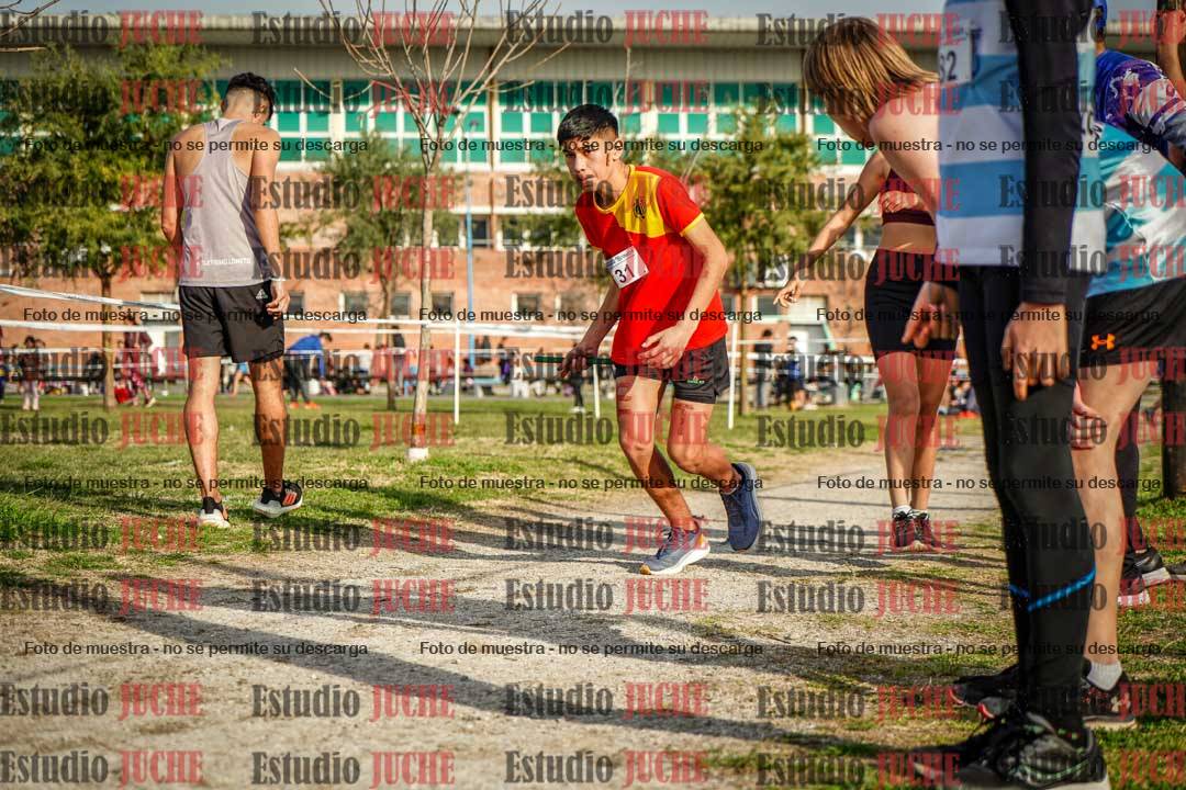 Fotos en el tercer relevo (3000 m de carrera)