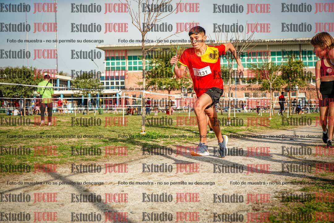 Fotos en el tercer relevo (3000 m de carrera)