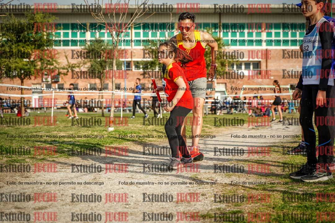 Fotos en el tercer relevo (3000 m de carrera)