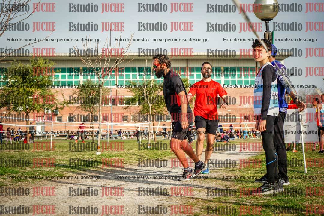 Fotos en el tercer relevo (3000 m de carrera)