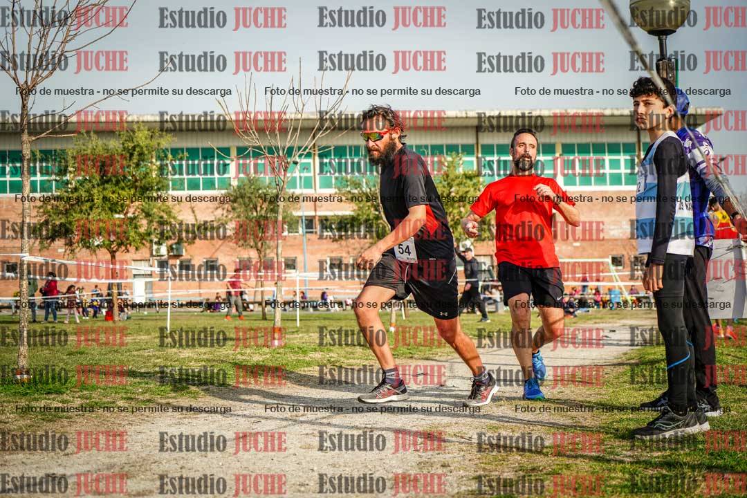 Fotos en el tercer relevo (3000 m de carrera)