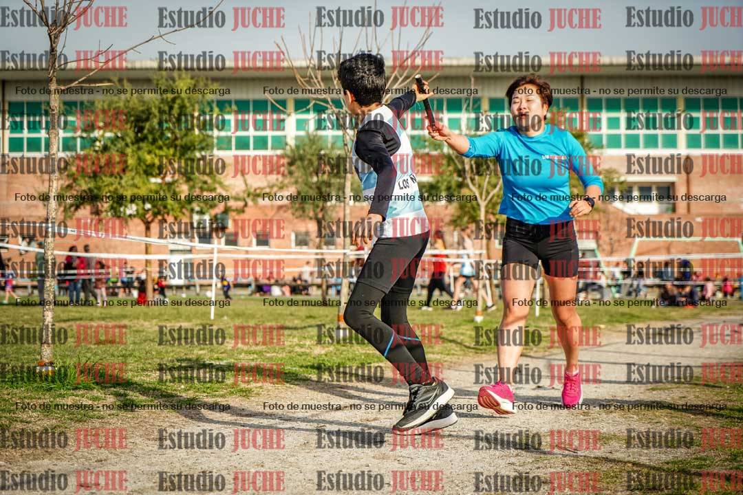 Fotos en el tercer relevo (3000 m de carrera)