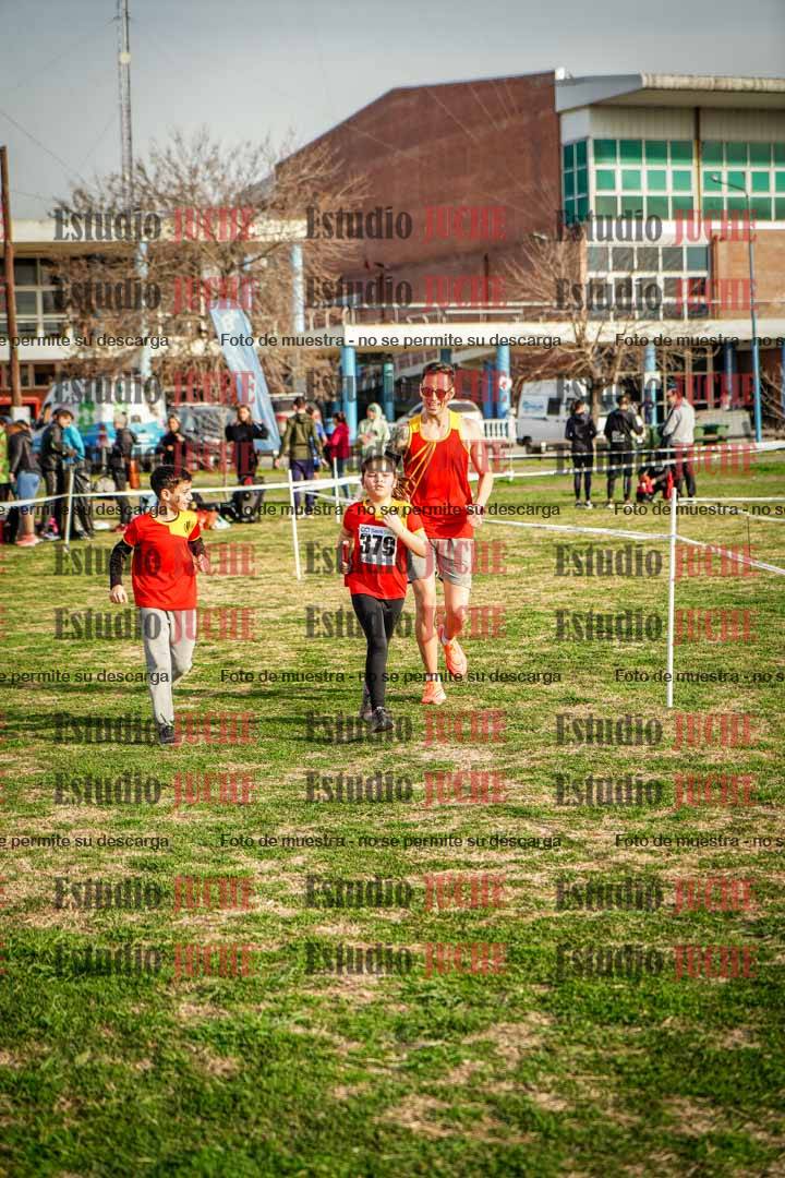 Fotos en el tercer relevo (3000 m de carrera)
