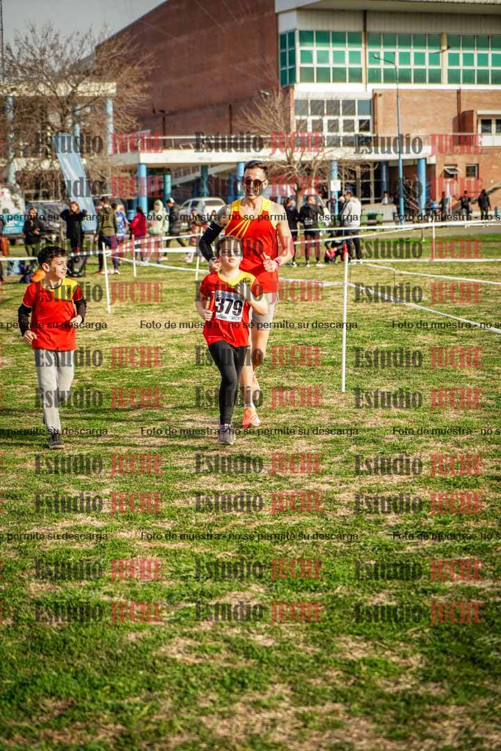 Fotos en el tercer relevo (3000 m de carrera)