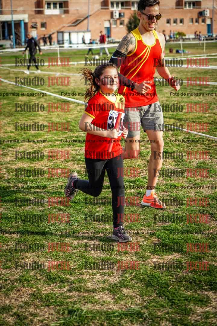 Fotos en el tercer relevo (3000 m de carrera)