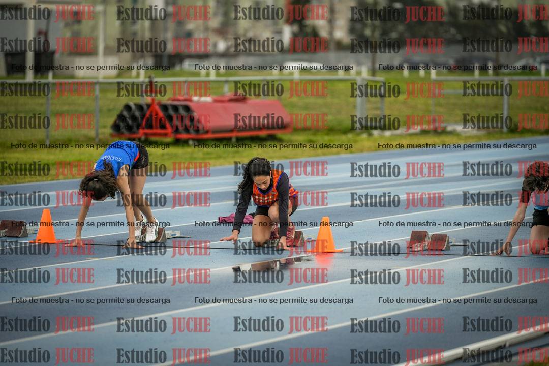 Fotos de los 80 m con vallas de mujeres - U16