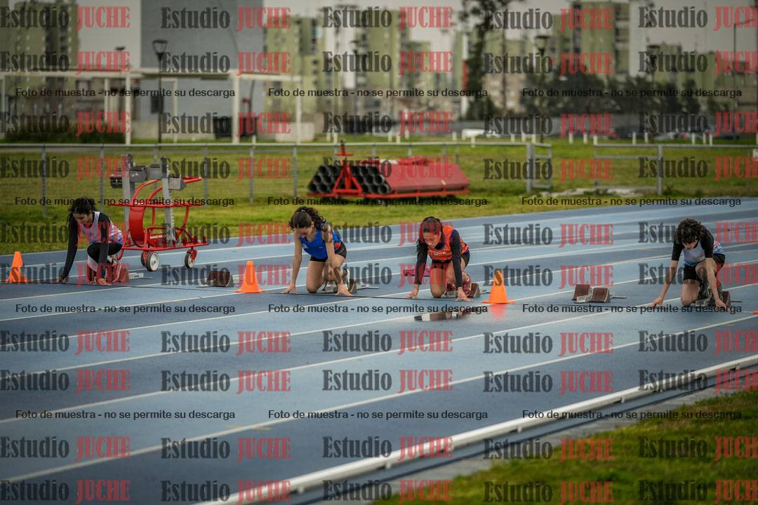 Fotos de los 80 m con vallas de mujeres - U16