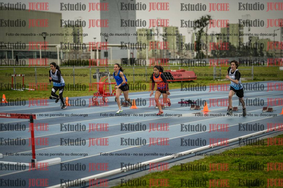 Fotos de los 80 m con vallas de mujeres - U16