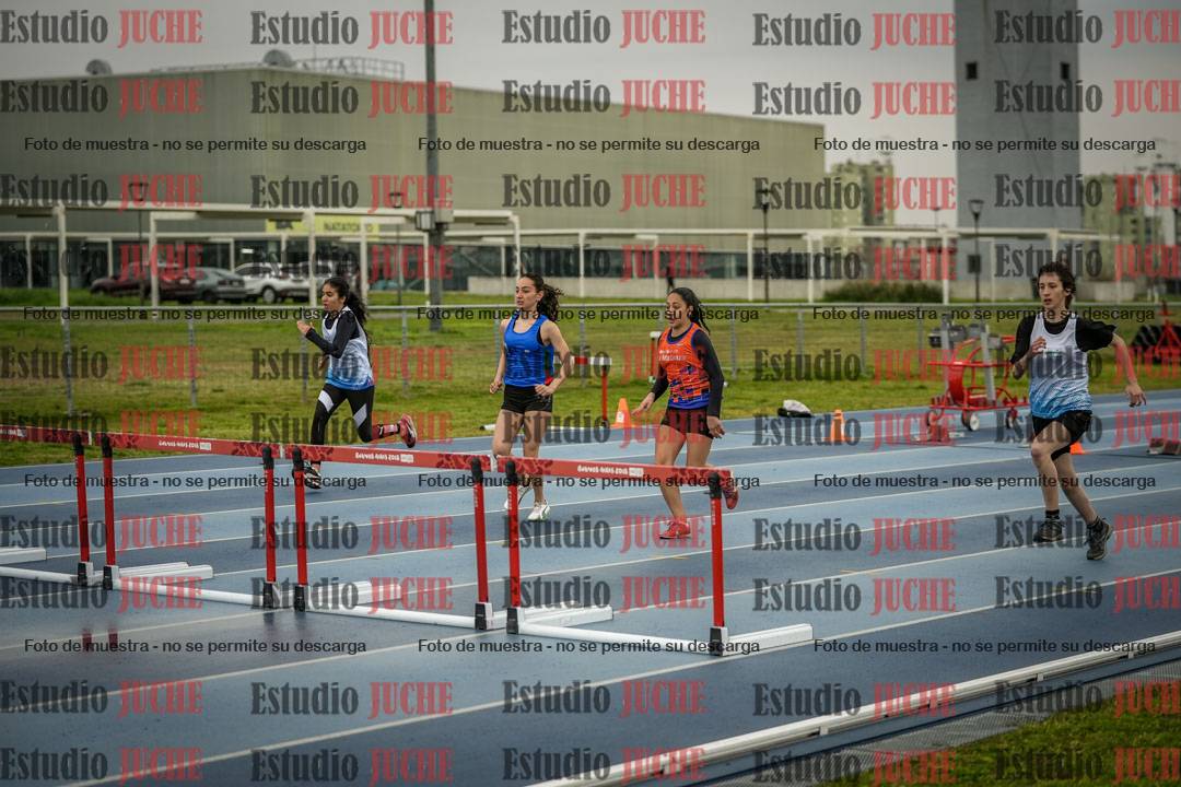 Fotos de los 80 m con vallas de mujeres - U16