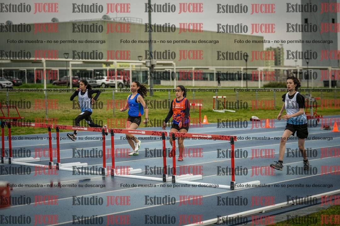 Fotos de los 80 m con vallas de mujeres - U16