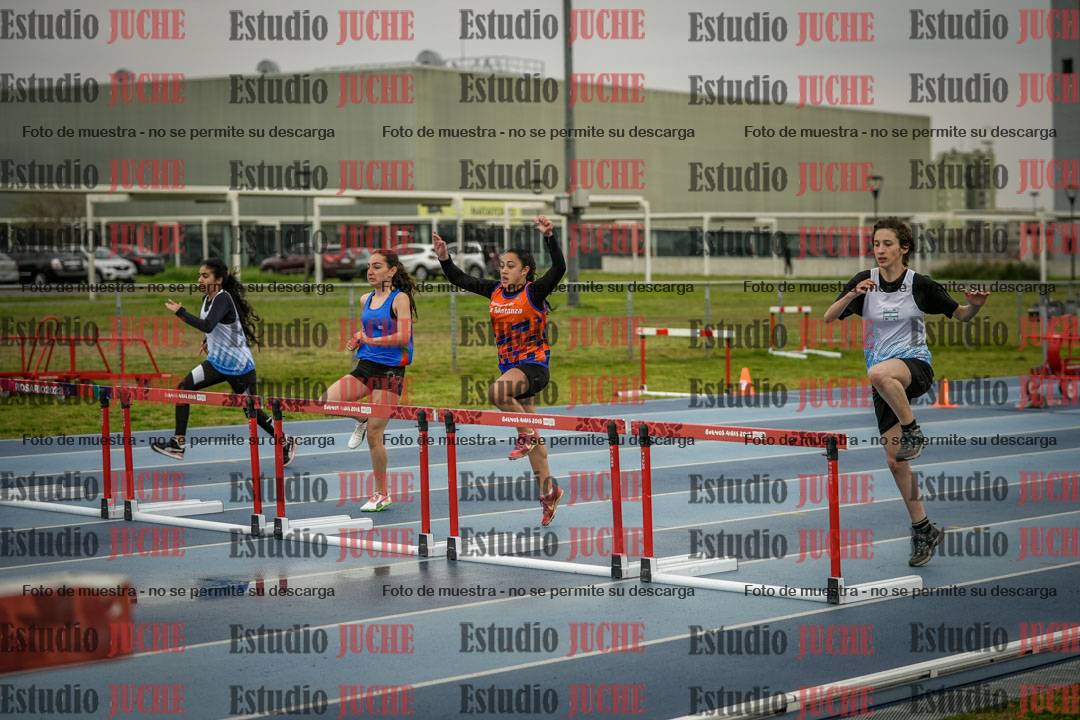 Fotos de los 80 m con vallas de mujeres - U16