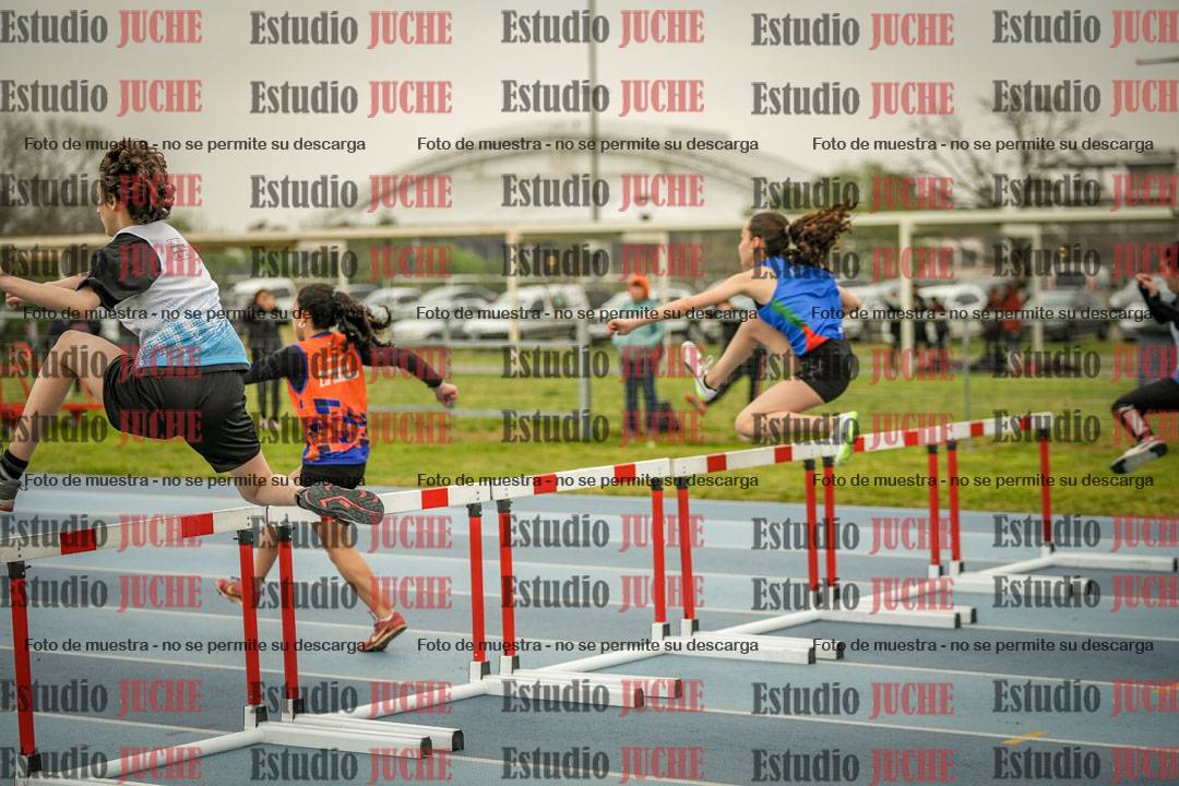 Fotos de los 80 m con vallas de mujeres - U16