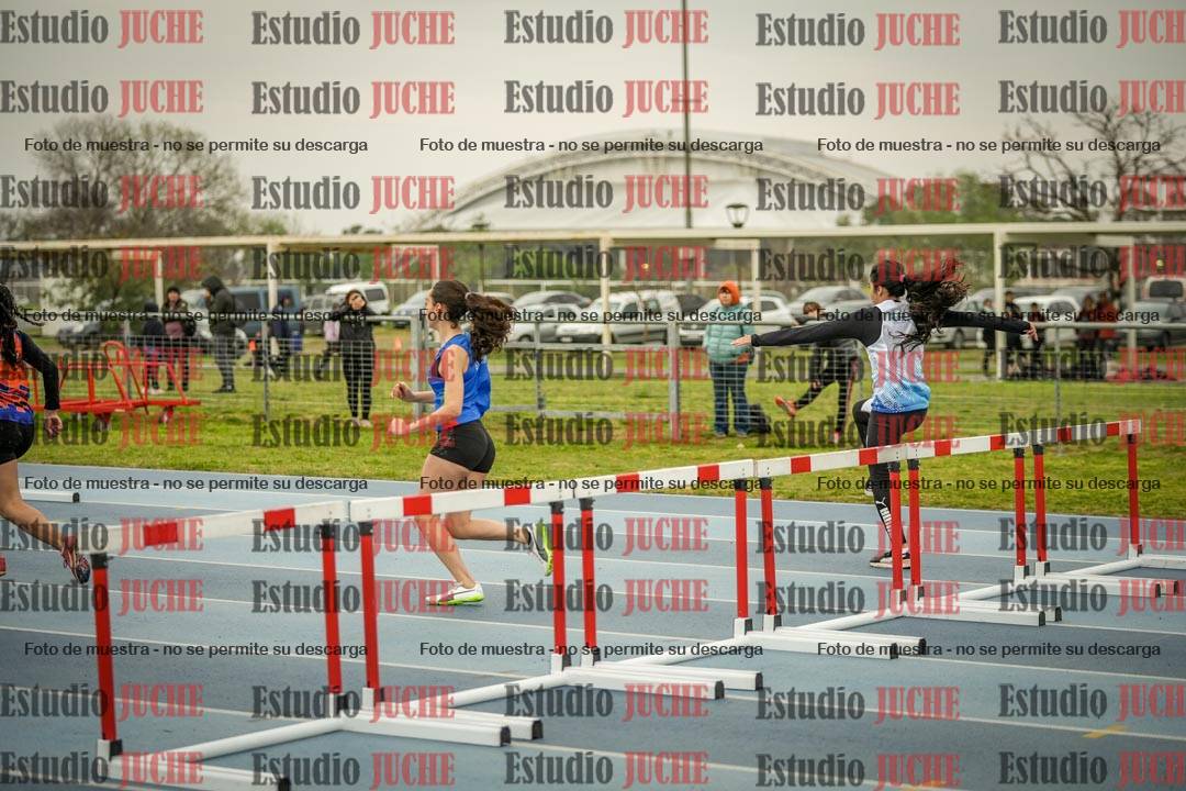 Fotos de los 80 m con vallas de mujeres - U16