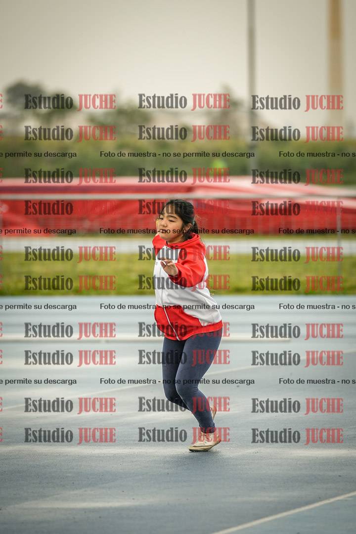 Fotos del lanzamiento de pelotita de mujeres - U12