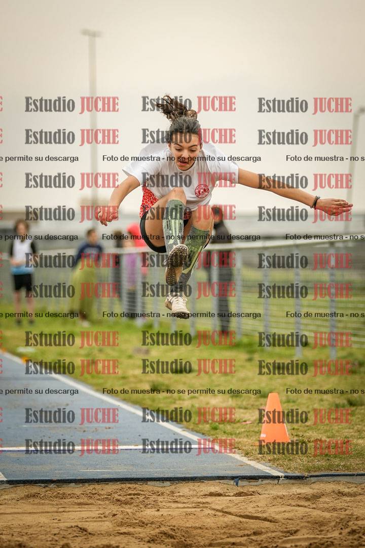 Fotos del salto en largo de mujeres - ambas categorías
