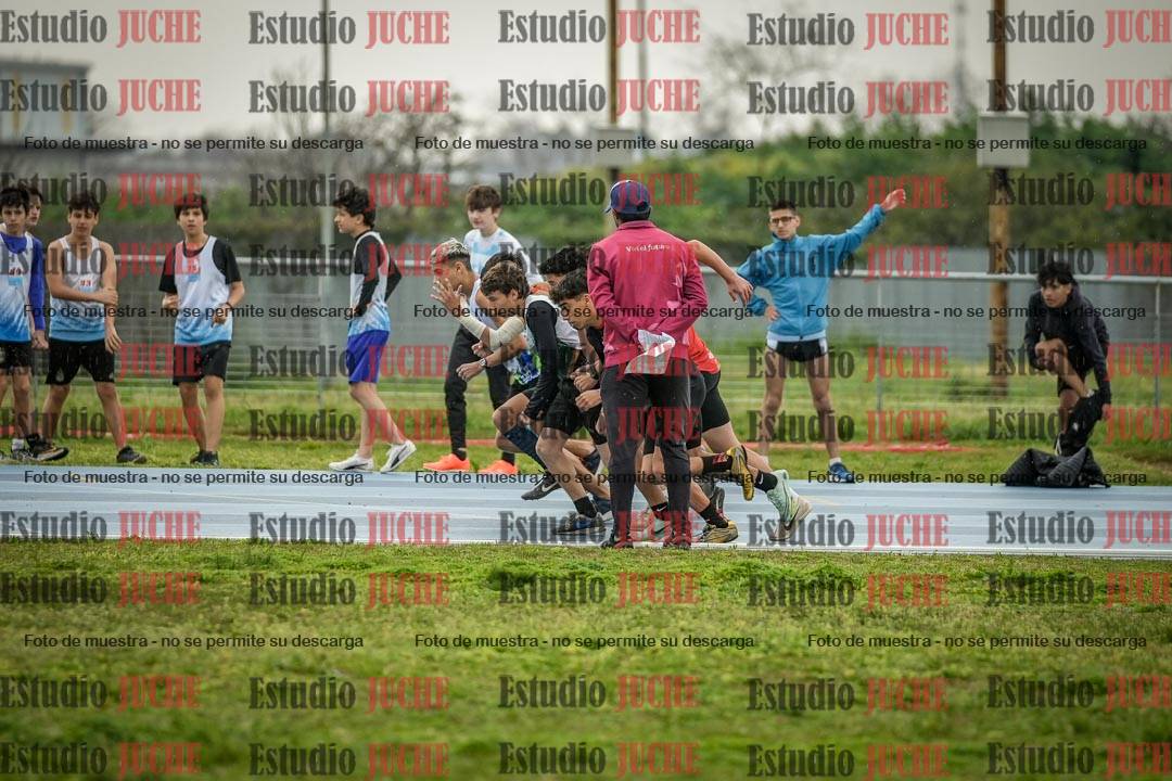 Fotos de los 600 m llanos de varones - U16