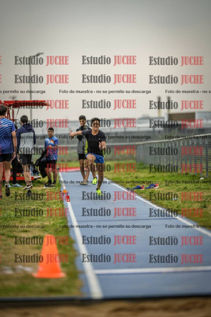 Fotos del salto en largo de varones - ambas categorías