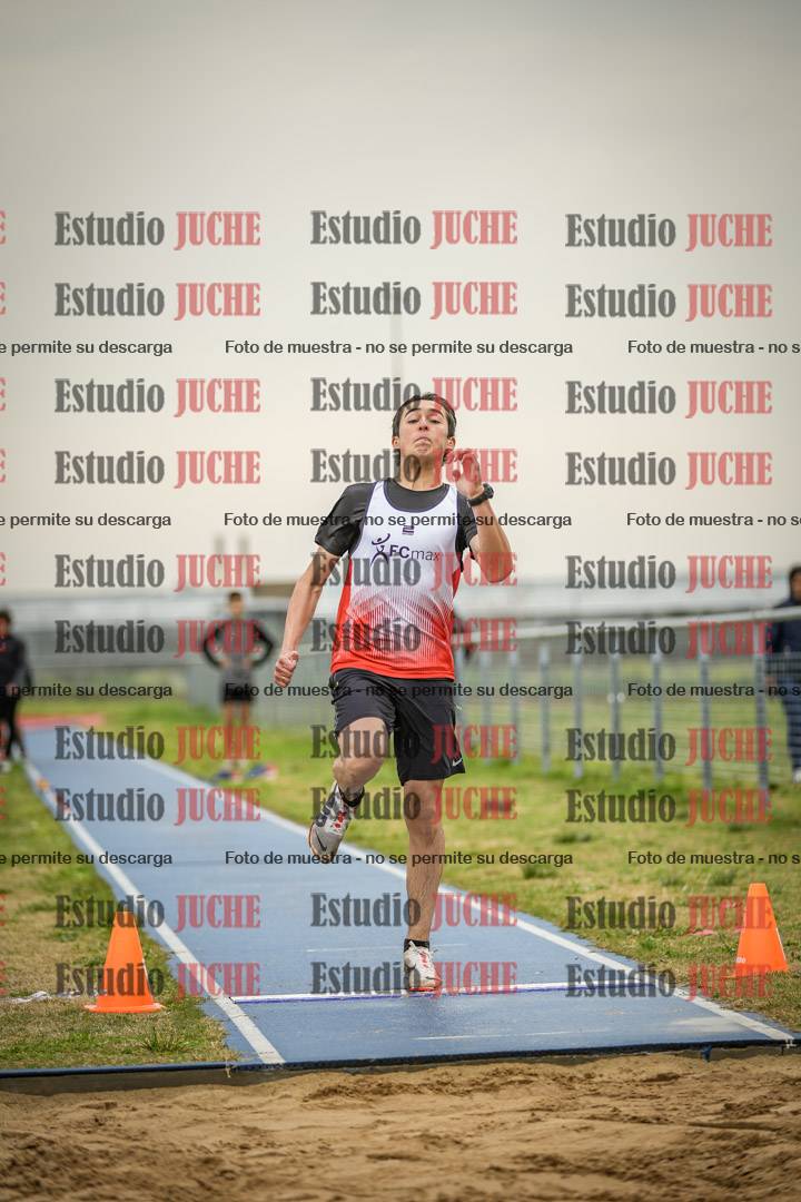 Fotos del salto en largo de varones - ambas categorías