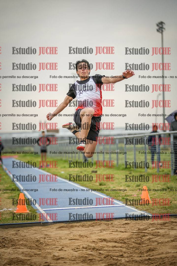 Fotos del salto en largo de varones - ambas categorías