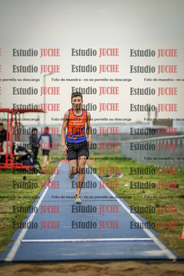 Fotos del salto en largo de varones - ambas categorías