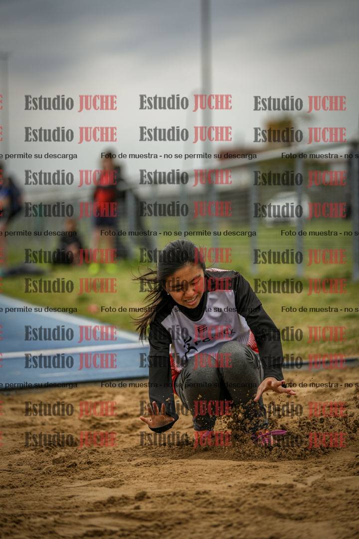 Fotos del salto en largo de mujeres - ambas categorías