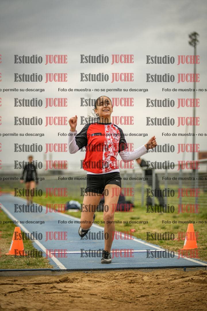 Fotos del salto en largo de mujeres - ambas categorías