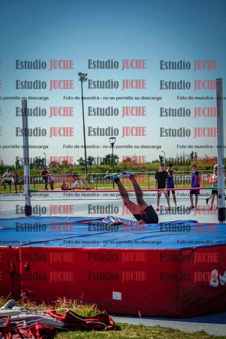 Fotos del salto en alto de mujeres y varones - todos los grupos