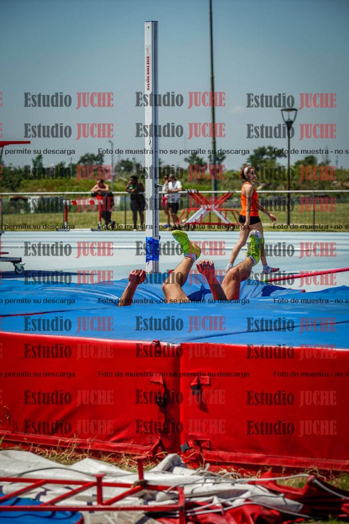 Fotos del salto en alto de mujeres y varones - todos los grupos
