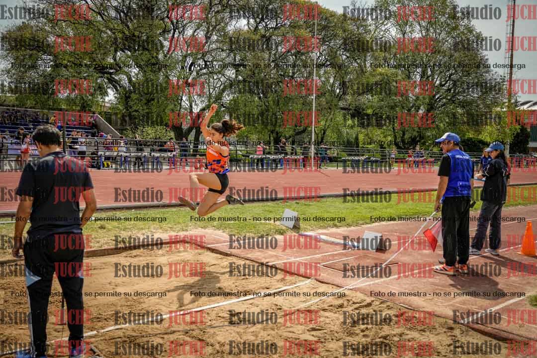 Fotos del salto en largo de mujeres