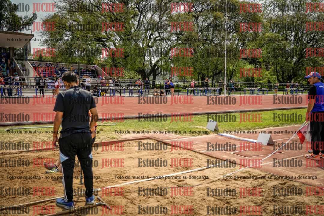 Fotos del salto en largo de mujeres