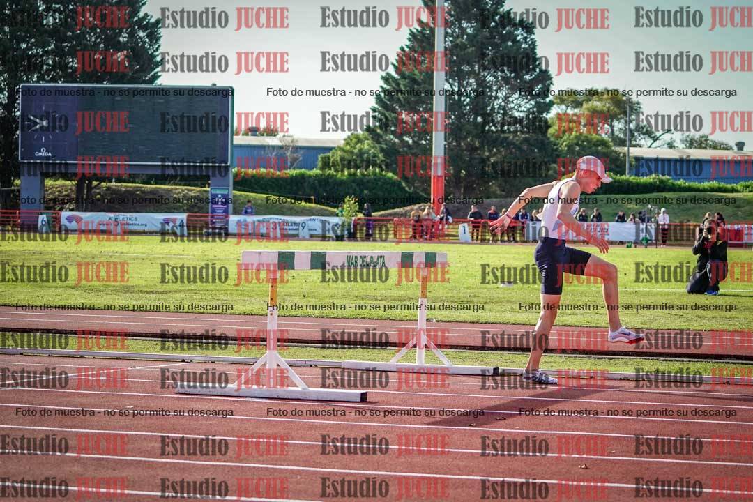 Fotos de los 3000 m con obstáculos de varones