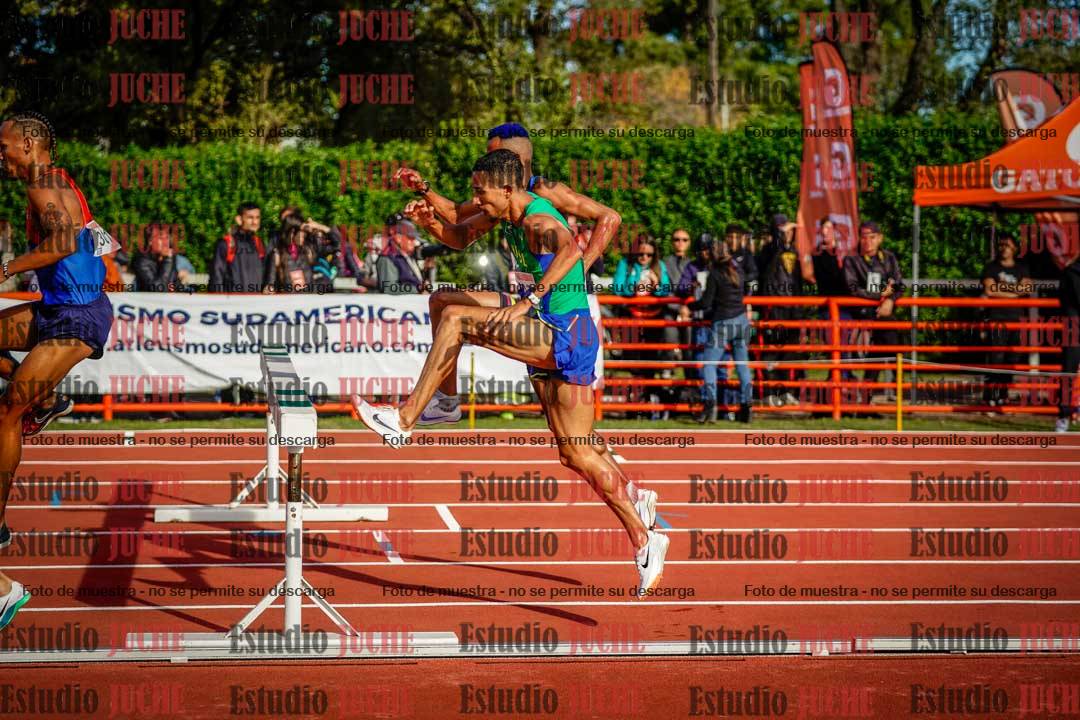 Fotos de los 3000 m con obstáculos de varones
