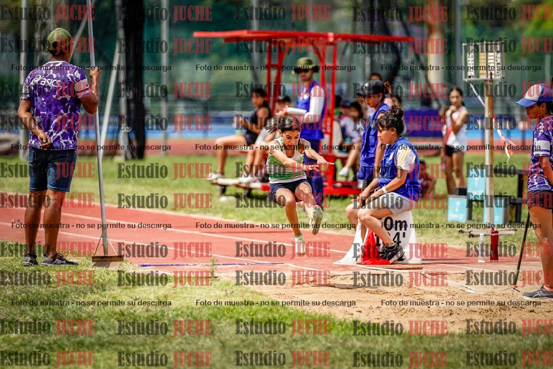 Fotos del salto en largo de mujeres