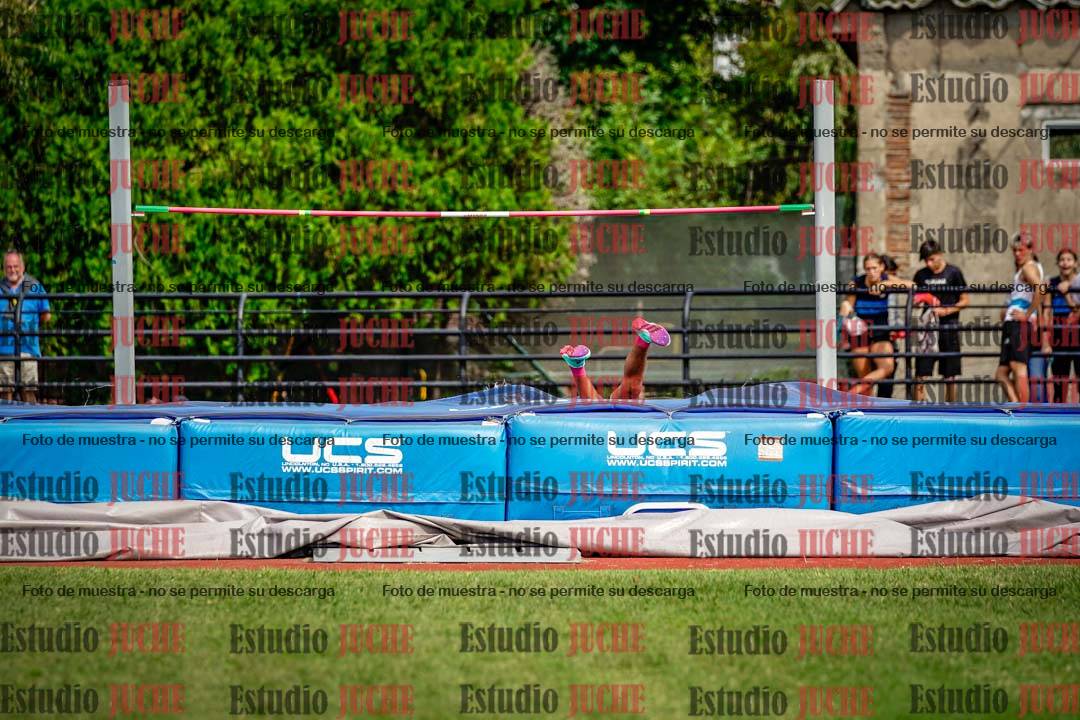 Fotos del salto en alto de mujeres y varones