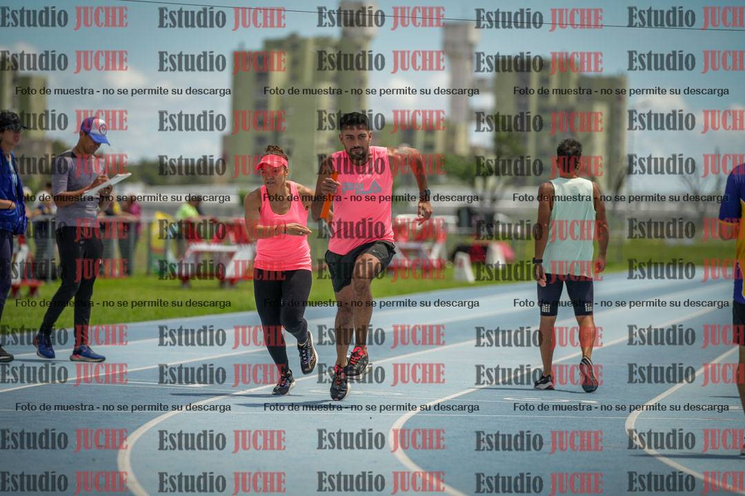 Fotos durante el transcurso de los relevos 20' para running teams - serie 2