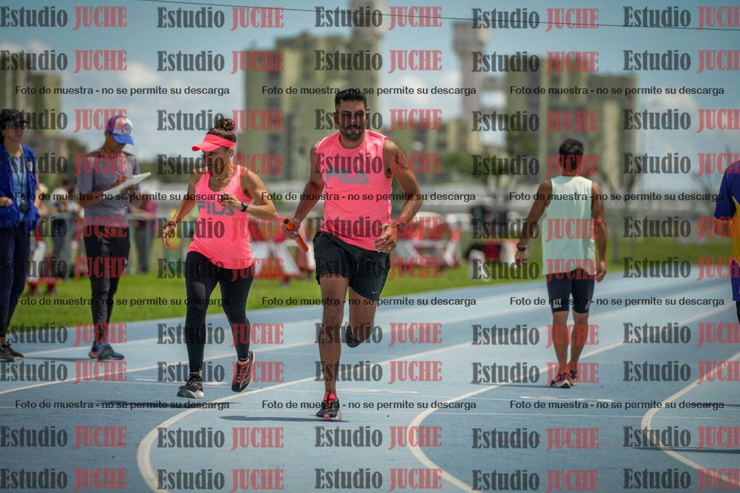 Fotos durante el transcurso de los relevos 20' para running teams - serie 2