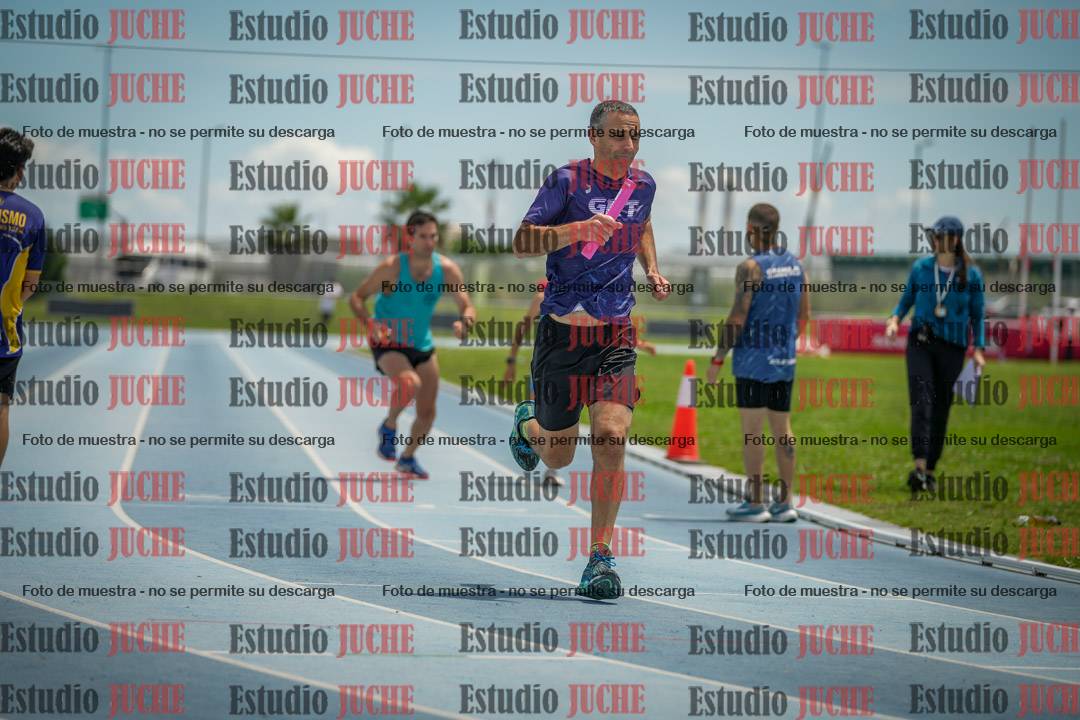 Fotos durante el transcurso de los relevos 20' para running teams - serie 2