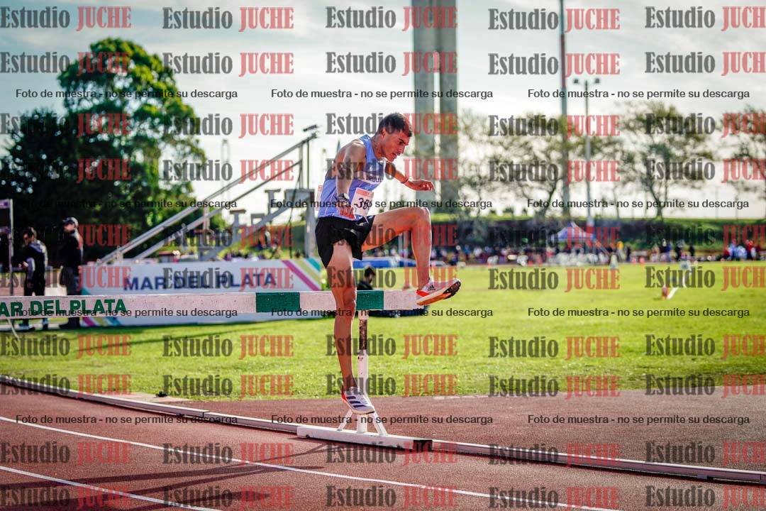 Fotos de los 3000 m con obstáculos de varones