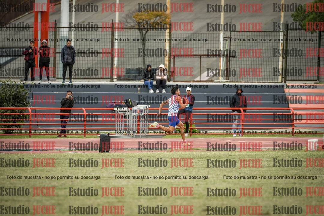Fotos del salto en largo de varones