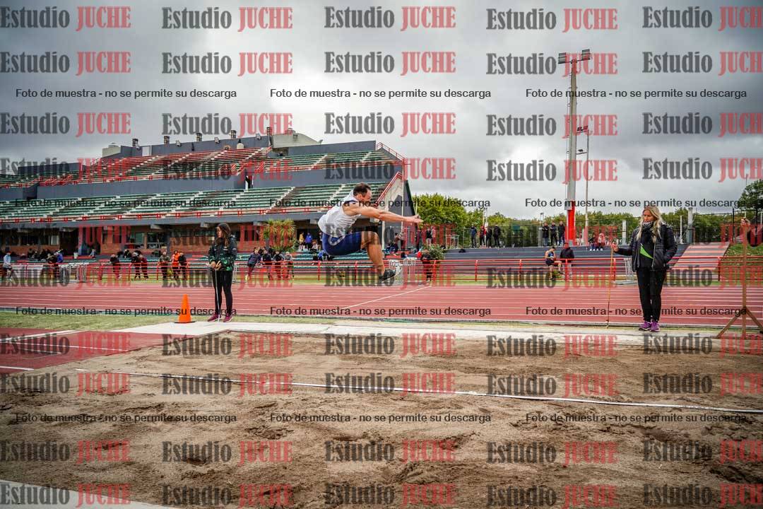 Fotos del salto en largo de varones