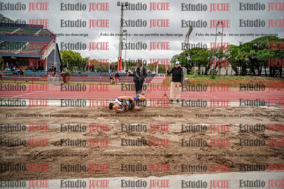 Fotos del salto en largo de varones
