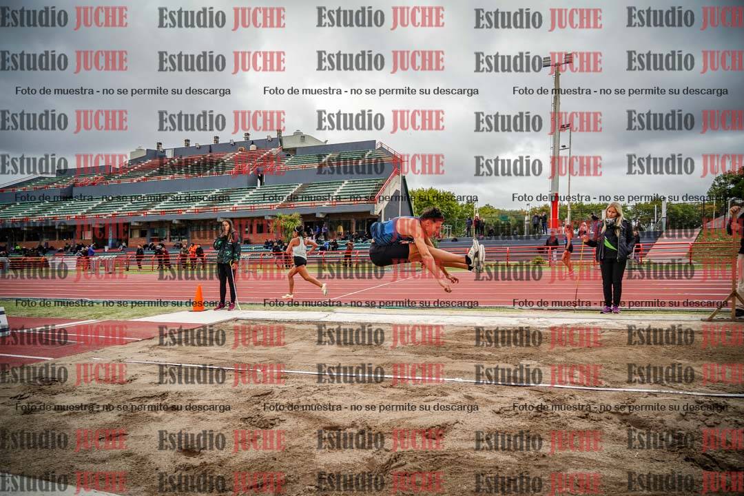 Fotos del salto en largo de varones