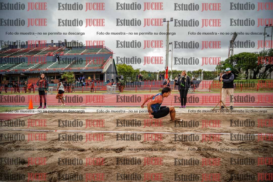 Fotos del salto en largo de varones