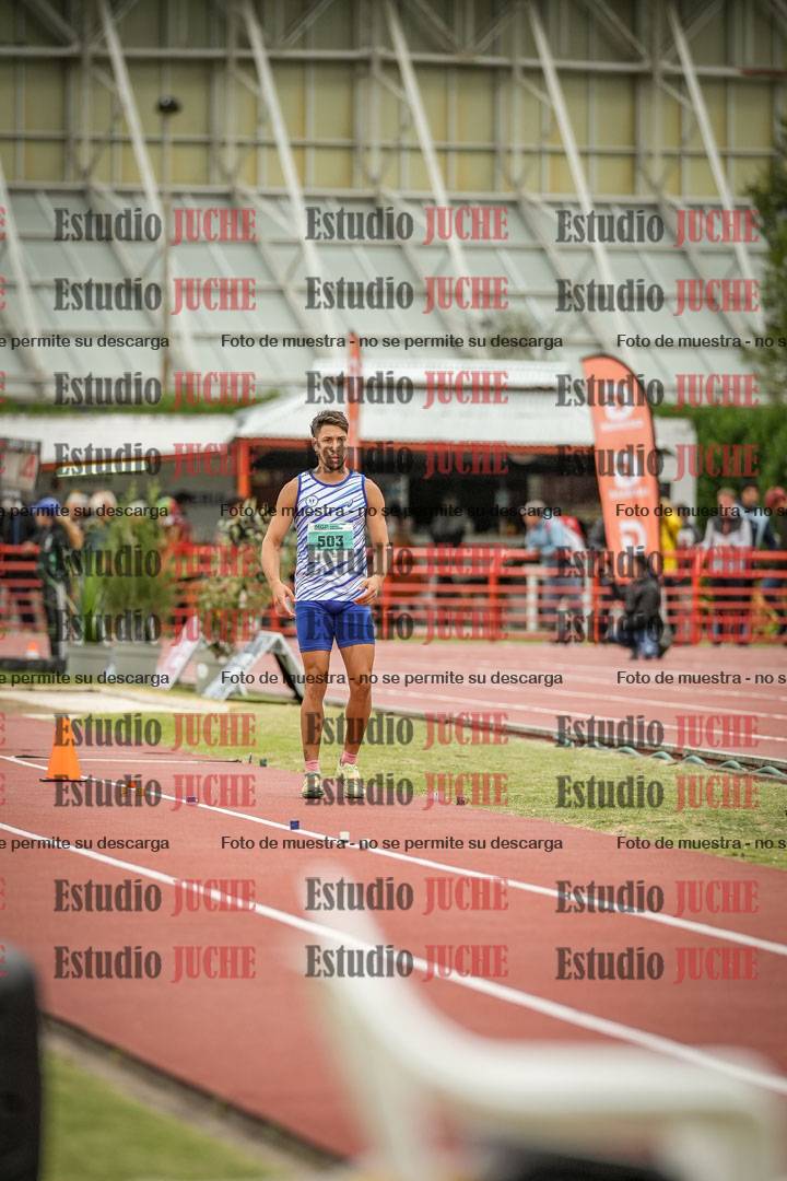 Fotos del salto en largo de varones