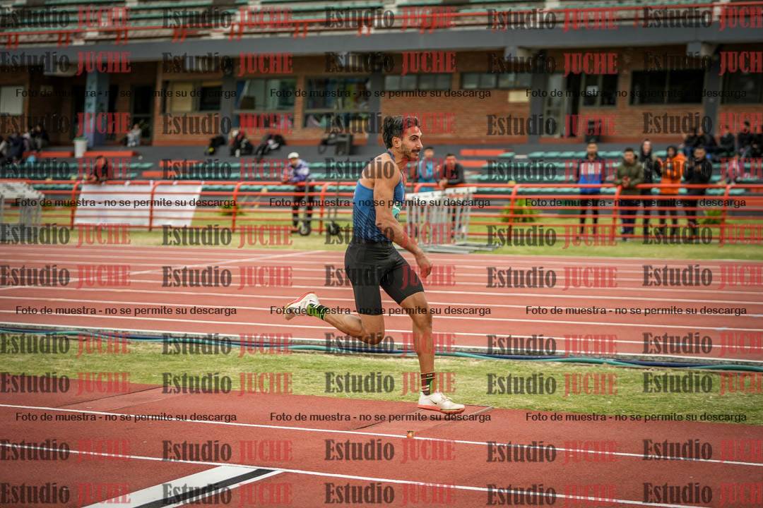 Fotos del salto en largo de varones