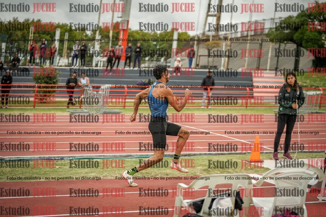 Fotos del salto en largo de varones