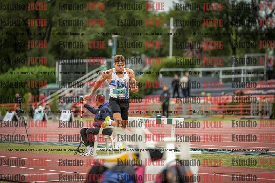 Fotos del salto en largo de varones